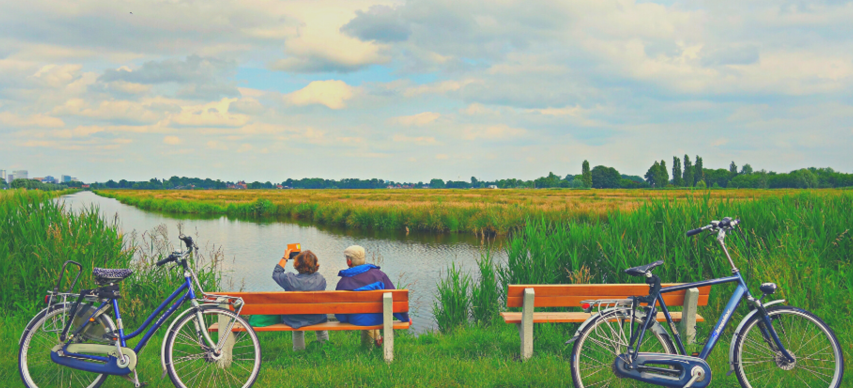 vanemaealised jõe kaldal pingil istumas