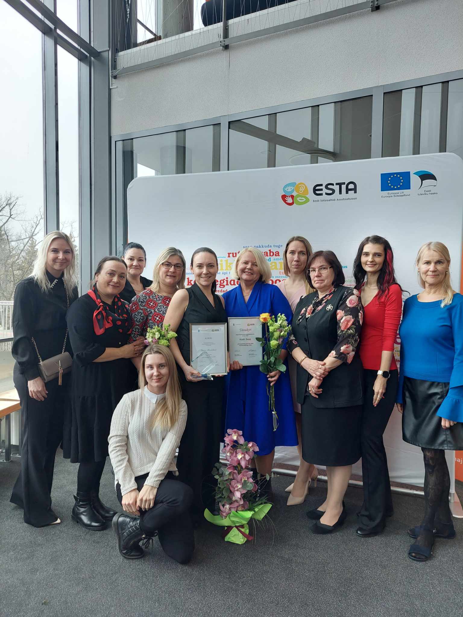 5)	Päevakeskuse meeskond parimate sotsiaalala töötajate ja valdkonda panustajate tunnustusüritusel 2024. aastal Pärnu kontserdimajas. Lorina Bendeliani valiti aasta hooldustöötaks, Kadri Sepp oli samas kategoorias üks nominente