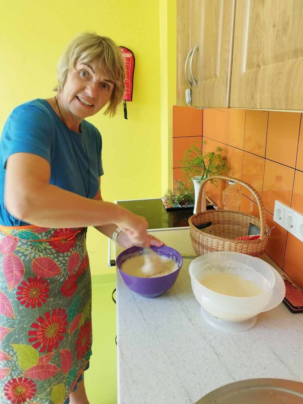 Igal reedel täitub hooldekeskus küpsetamise lõhnadega. Fotol on näha Annely Ilometsa rabarberikooki valmistamas.