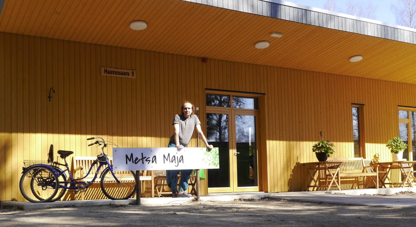 Lauris seiab Maarja küla Metsa maja ees