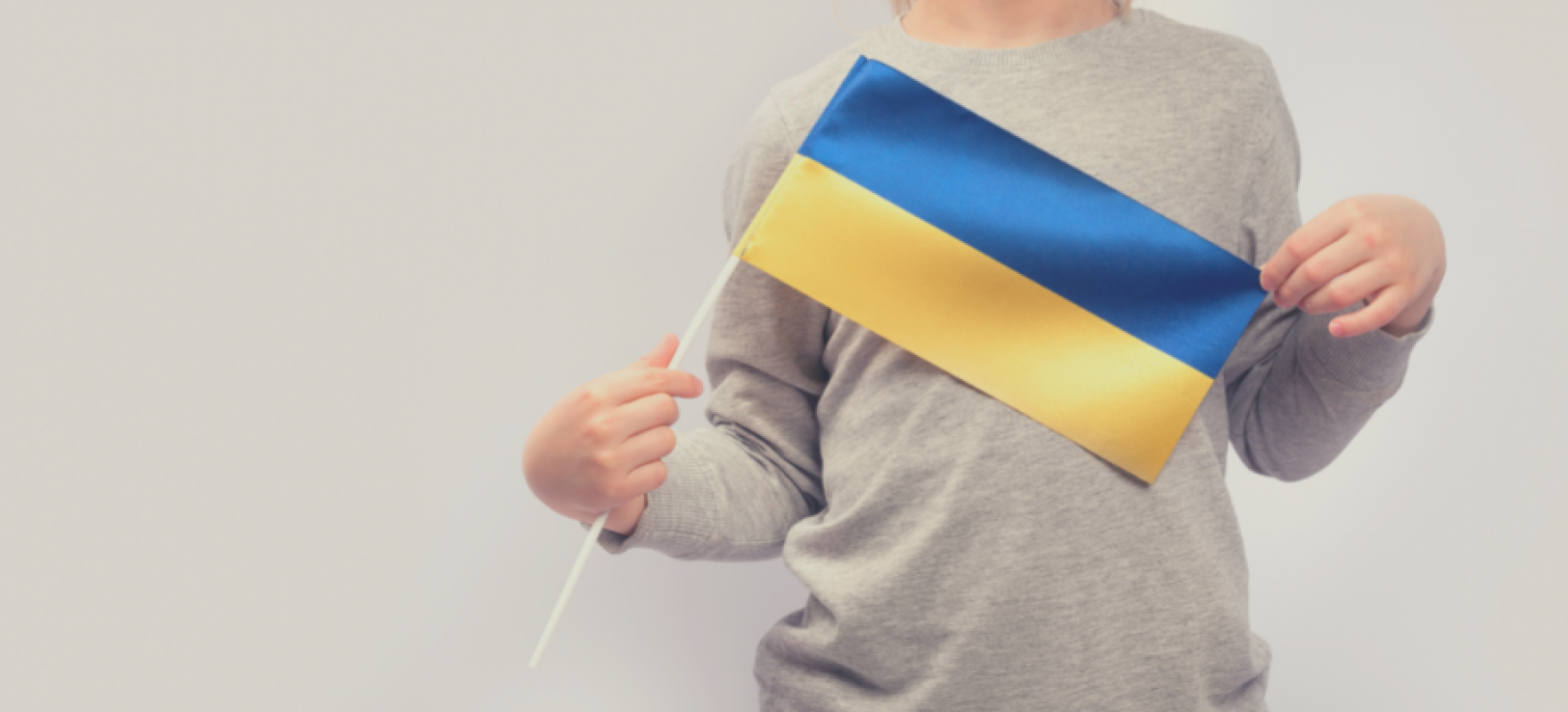 laps, kellel on Ukraina lipp käes
