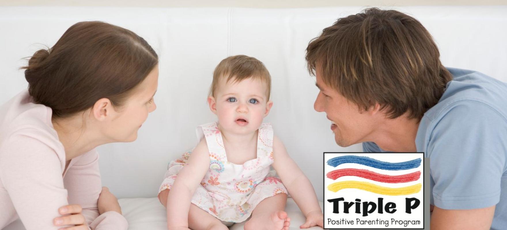 väikelaps koos vanematega