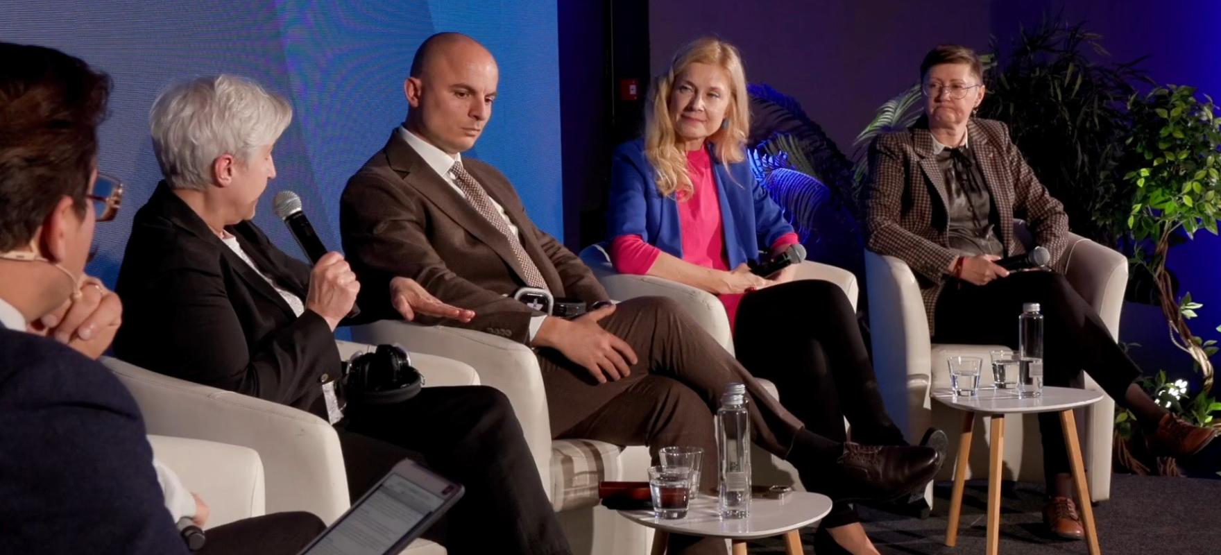 paneelarutelu konverentsil